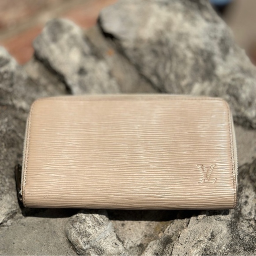 AUTHENTIC Louis Vuitton Zippy wallet. Off white/ tan.